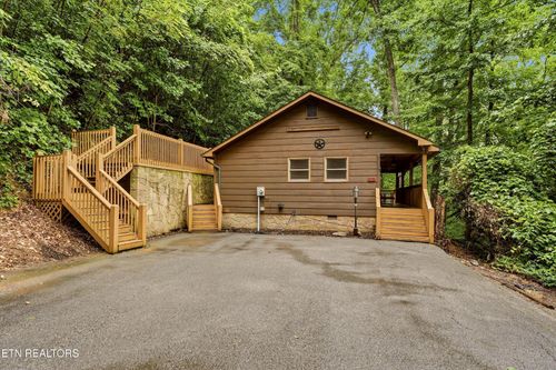 3770 Ravens Den Way, Pigeon Forge, TN, 37862-8525 | Card Image