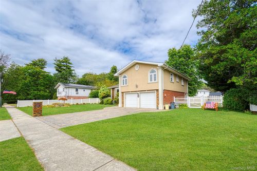 7 Maxwell Dr, Westbury, NY, 11590-2815 | Card Image