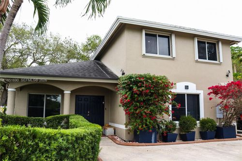 11 Ne 151st St, Miami, FL, 33162-4242 | Card Image