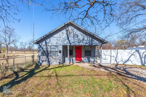 218 N 4th St W, Clyde, TX, 79510-3679 | Card Image