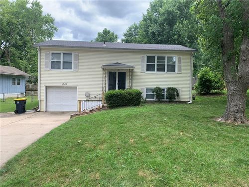 1305 Ne 84th Pl, Kansas City, MO, 64155-2831 | Card Image