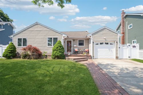 389 Briarwood Rd, Massapequa, NY, 11758-2204 | Card Image