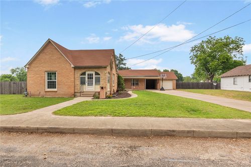 704 E 15th St, Cameron, TX, 76520-1933 | Card Image