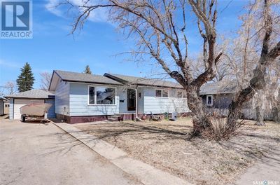 924 Iroquois St W, House other with 3 bedrooms, 2 bathrooms and null parking in Moose Jaw SK | Image 1