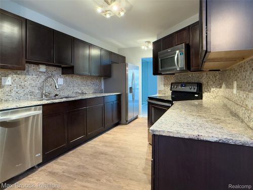 4013 Foxpointe Dr, West Bloomfield, MI, 48323-2601 | Card Image