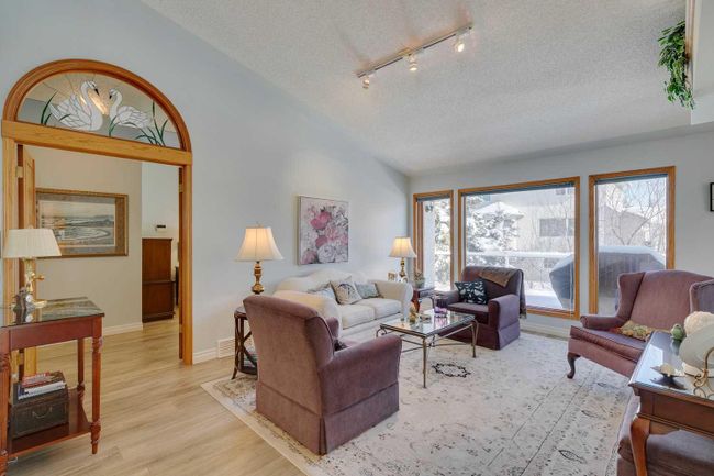99 Hampshire Close Nw, Home with 4 bedrooms, 3 bathrooms and 4 parking in Calgary AB | Image 8