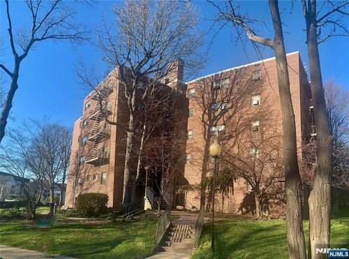 501 Linwood Dr, Fort Lee, NJ, 07024-3658 | Card Image