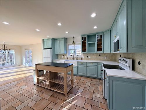 1648 Yorkshire Rd, Birmingham, MI, 48009-7416 | Card Image