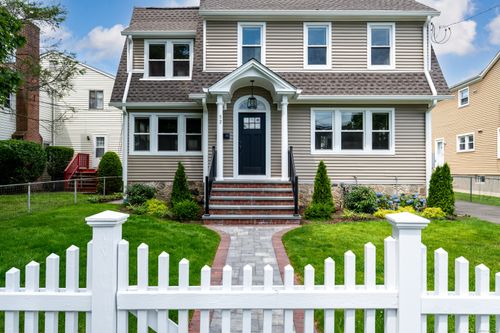 52 Dora St, Stamford, CT, 06902-5475 | Card Image