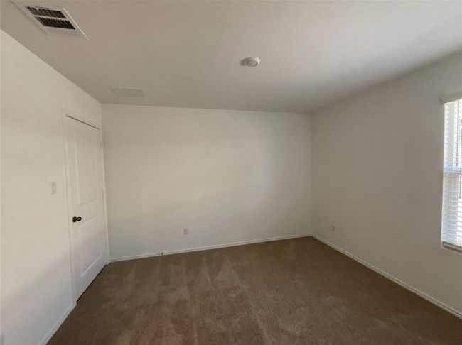 Spare room with carpet flooring and baseboards | Image 15