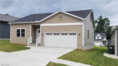 385 Thorn Way, Doylestown, OH, 44230-1708 | Card Image