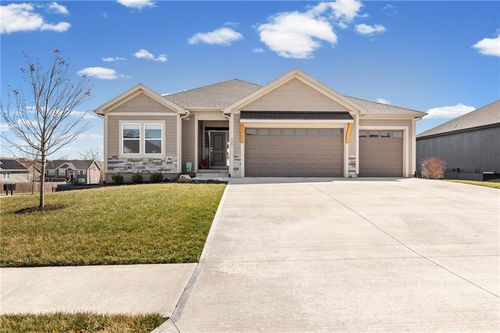925 Willis Dr, Tonganoxie, KS, 66086 | Card Image