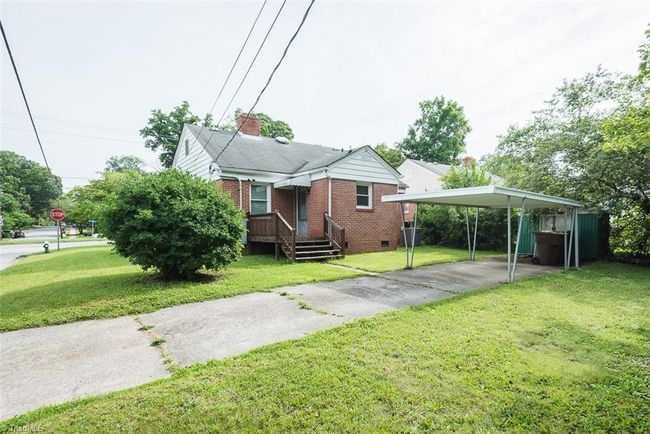 Side entry driveway on Cleburne St, detached carport | Image 4