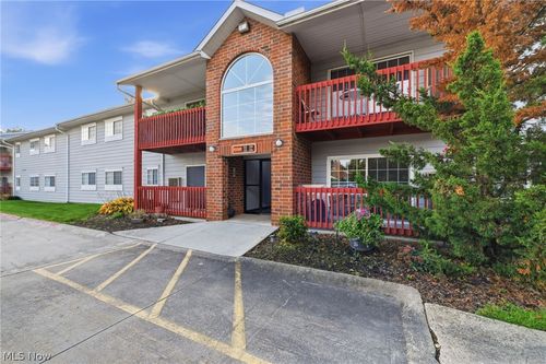 214w-27069 Oakwood Cir, Olmsted Twp, OH, 44138-4106 | Card Image
