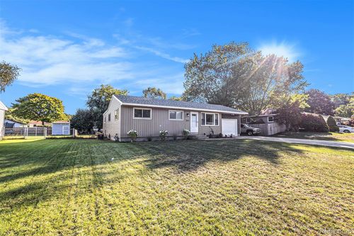 2263 Lawnel Ave, Norton Shores, MI, 49441-3343 | Card Image