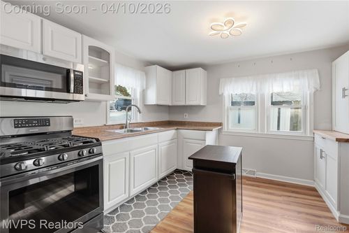 6421 Cloverton Dr, Waterford Twp, MI, 48329-1314 | Card Image