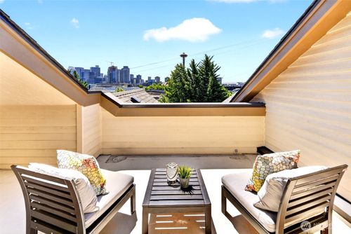 402 Aloha St, Seattle, WA, 98109-3919 | Card Image