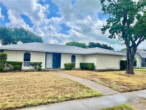 135 Sabine St, Portland, TX, 78374-1453 | Card Image