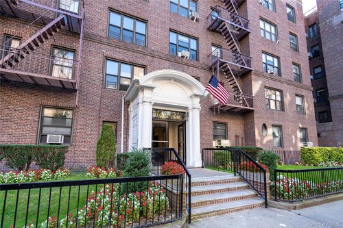 5b-7320 Austin St, Forest Hills, NY, 11375-6210 | Card Image