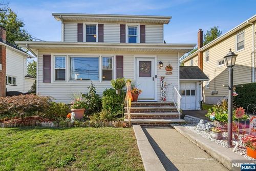 31 Chestnut St, Rochelle Park, NJ, 07662-3701 | Card Image