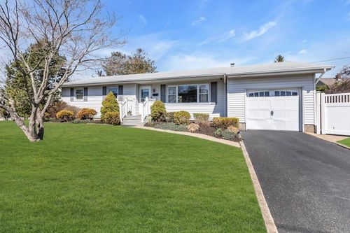 5 Richlee St, Blue Point, NY, 11715-1518 | Card Image