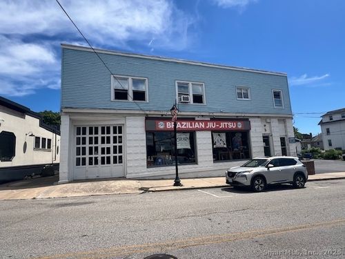 33 Railroad Ave, Westerly, RI, 02891-1817 | Card Image