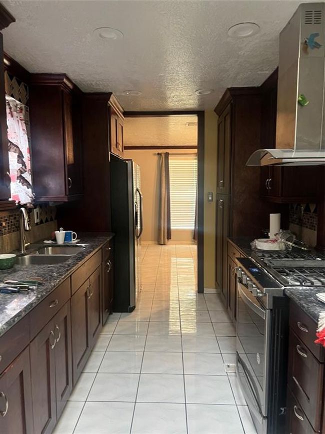 11226 Langdon Ln, House other with 3 bedrooms, 2 bathrooms and 2 parking in Houston TX | Image 5