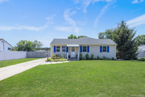 132 Garden City St, Bay Shore, NY, 11706-2052 | Card Image