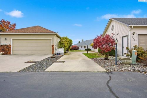 109 Augusta Ln, Pasco, WA, 99301-6113 | Card Image