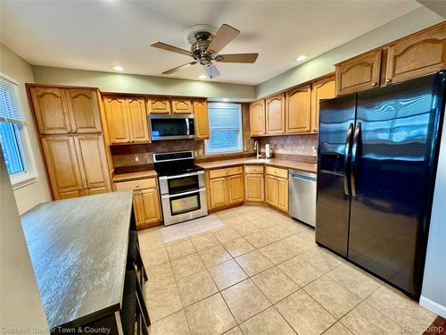 18190 Marsha St, Riverview, MI, 48193-7450 | Card Image