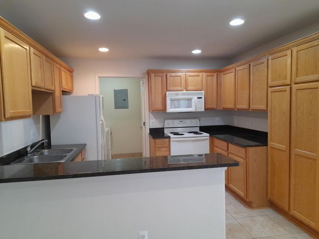 5812 Acorn Ln, Condo with 2 bedrooms, 2 bathrooms and null parking in Sterling Heights MI | Image 9