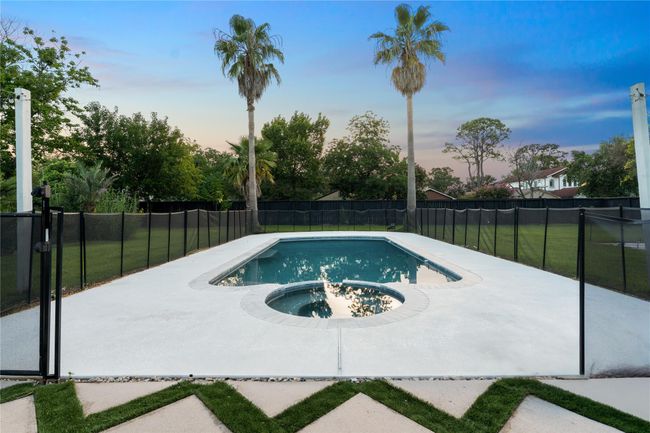 This saltwater pool has been resurfaced with PebbleSheen PebbleTec, new heat-reflective spray deck, glass/tile coping, lights, skimmers, fill line, heater. | Image 27