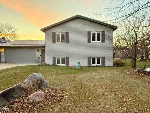 115 N 15th St, Oakes, ND, 58474-1510 | Card Image