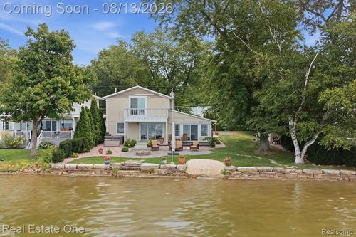8714 Rushside Dr, Pinckney, MI, 48169-8536 | Card Image