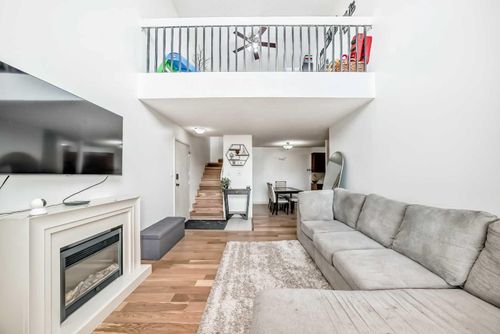 633-6400 Coach Hill Road Sw, Calgary, AB, T3H1B8 | Card Image