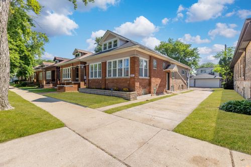 8025 S Euclid Ave, Chicago, IL, 60617-1034 | Card Image