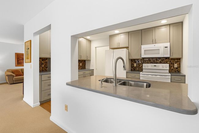 7460 W Country Club Dr N, House other with 2 bedrooms, 2 bathrooms and null parking in Sarasota FL | Image 15