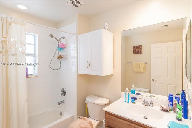 611 - 611 Sw 1 St Ter, Townhouse with 3 bedrooms, 4 bathrooms and null parking in Pompano Beach FL | Image 5