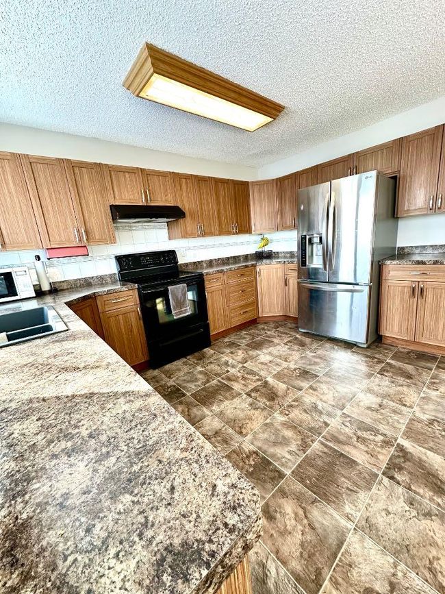 9239 107 Avenue, Home with 4 bedrooms, 2 bathrooms and 4 parking in Grande Prairie AB | Image 11