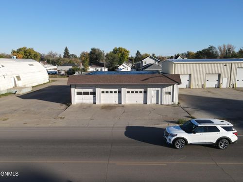 316 2nd St W, Williston, ND, 58801-5904 | Card Image