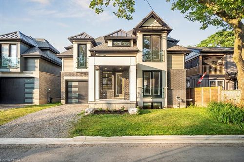 8 Paxton Ave, Saint Catharines, ON, L2N5H8 | Card Image