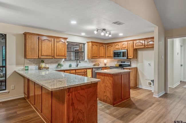 411 Raton Pass, House other with 3 bedrooms, 2 bathrooms and null parking in Holly Lake Ranch TX | Image 8