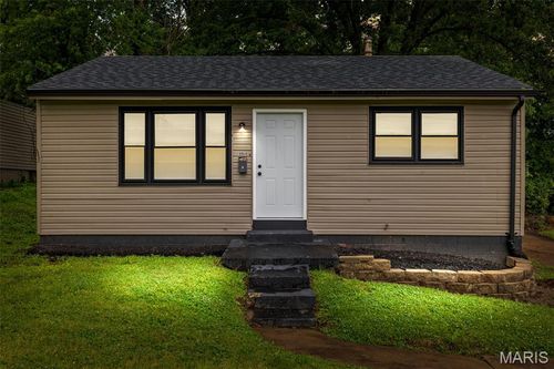8950 Higginson Dr, Saint Louis, MO, 63121-3930 | Card Image