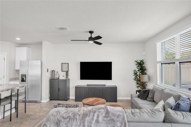 Spacious living area | Image 13