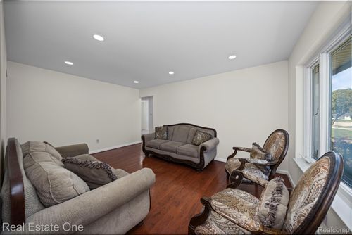 3528 Hillcrest Dr, Warren, MI, 48092-3273 | Card Image