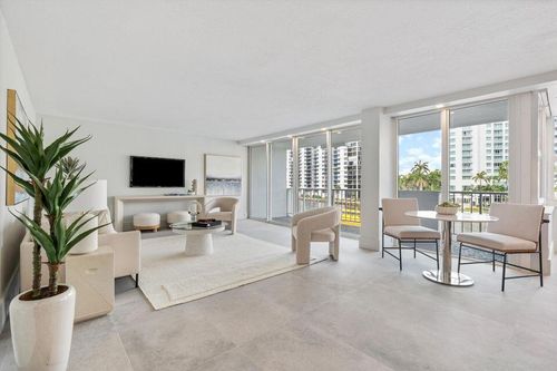 4c-2800 E Sunrise Boulevard, Fort Lauderdale, FL, 33304 | Card Image