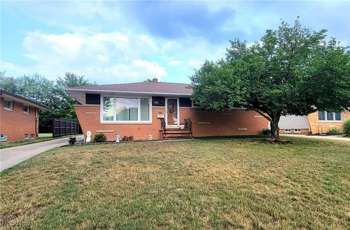 7277 Whitaker Dr, Parma, OH, 44130-6067 | Card Image