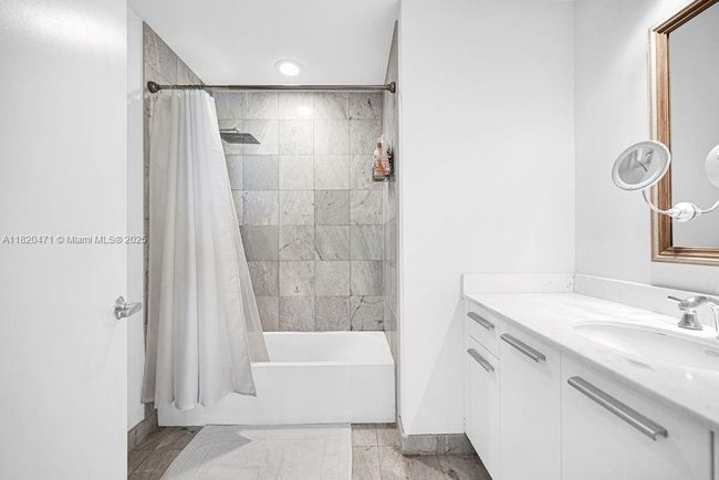 APT-806 - 1050 Brickell Ave, Condo with 1 bedrooms, 2 bathrooms and null parking in Miami FL | Image 24