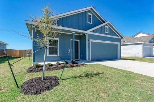 611 Halfmoon Dr, Lockhart, TX, 78644-3871 | Card Image