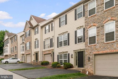 62-2711 Hunt Club Dr, YORK, PA, 17402-8525 | Card Image
